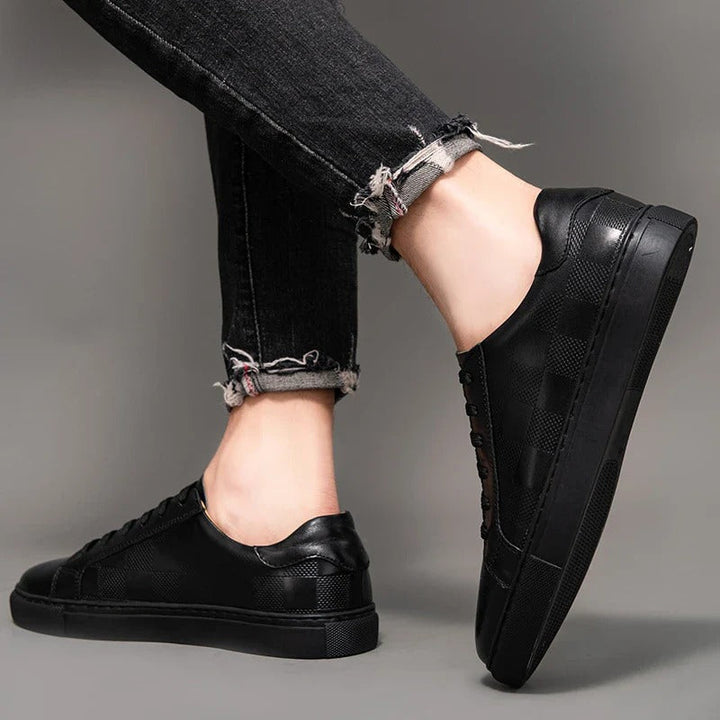 Tênis masculino preto e marrom, confortável e estiloso. Calçado versátil para o dia a dia, moda masculina e casual.