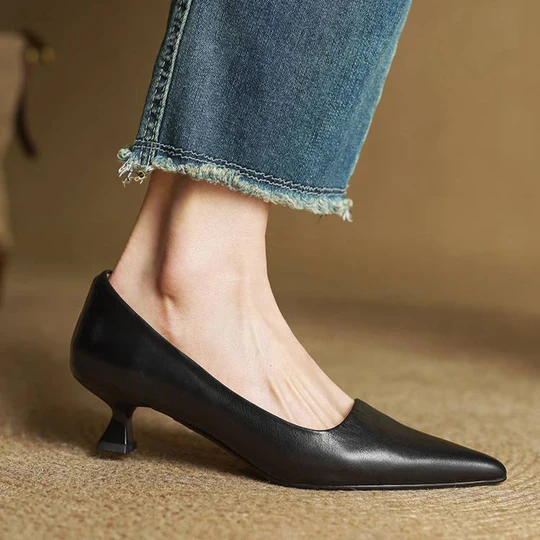Sapato de salto castanho feminino, versátil para looks elegantes, escritório ou ocasiões especiais. Conforto total.