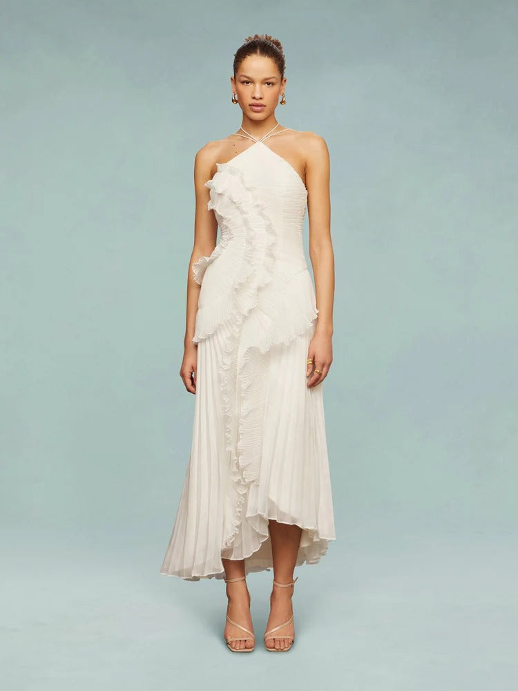 Vestido longo feminino com decote halter, babados e costas abertas para glamour.