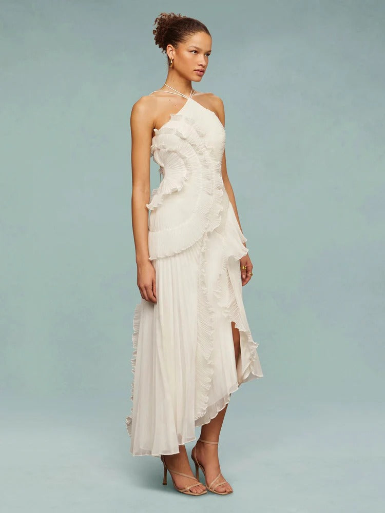 Vestido feminino longo e elegante para eventos especiais, com babados delicados.