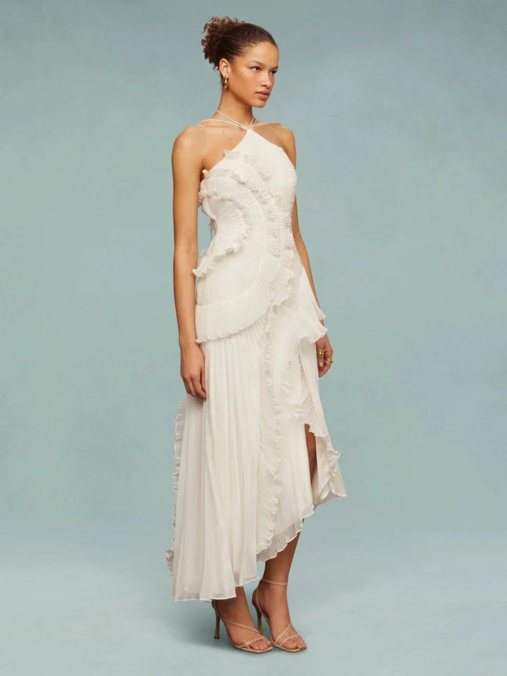 Vestido feminino longo e elegante para eventos especiais, com babados delicados.