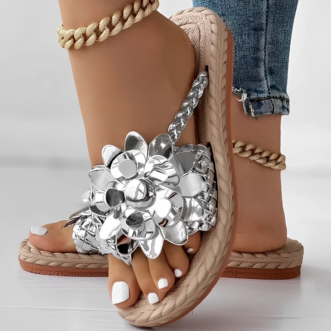 Chinelos Saira femininos de verão, calçado casual e versátil para moda praia e estilo diário e confortável.