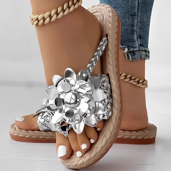 Chinelos Saira femininos de verão, calçado casual e versátil para moda praia e estilo diário e confortável.