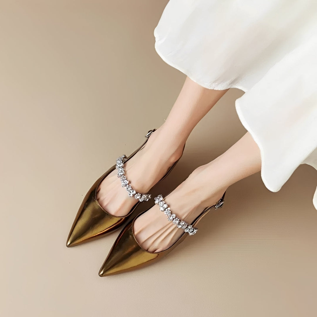 Sapatos femininos elegantes de bico fino, salto confortável e design sofisticado. Ideal para o dia a dia e festa.