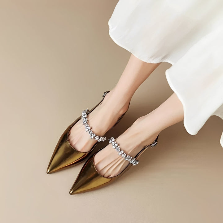 Sapatos femininos elegantes de bico fino, salto confortável e design sofisticado. Ideal para o dia a dia e festa.