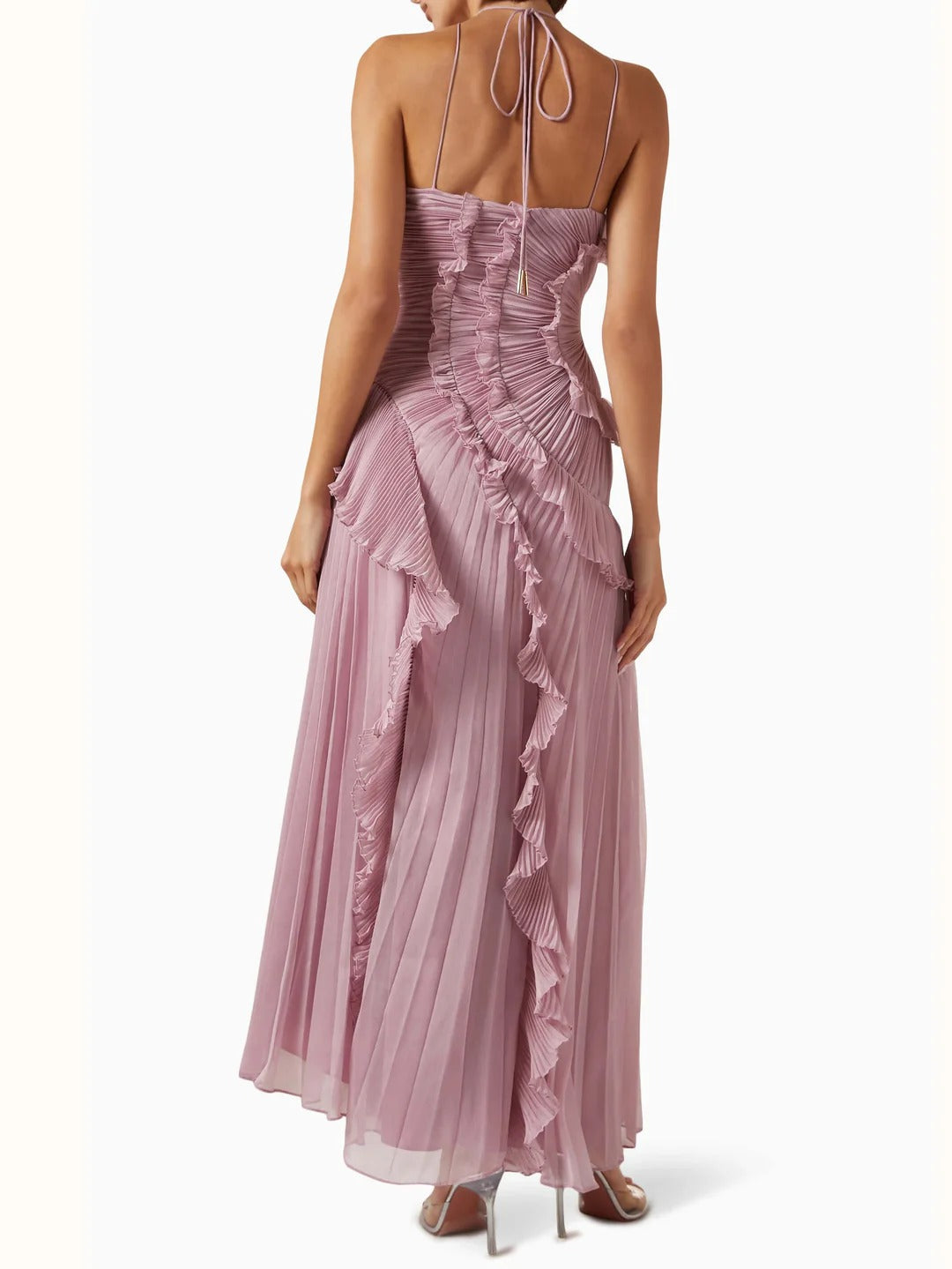 Moda feminina: Vestido elegante com decote halter, babados e silhueta longa.
