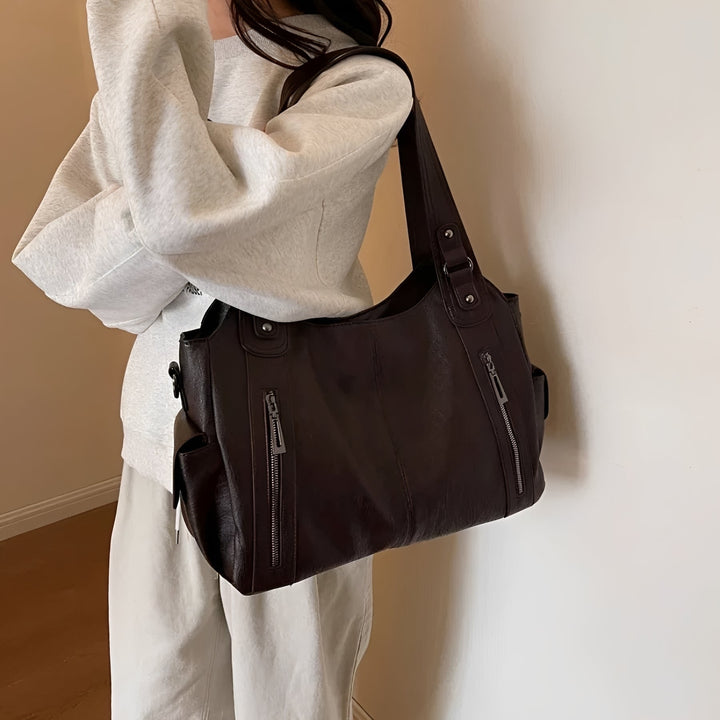 Bolsa feminina de ombro marrom, design clássico e sofisticado, ideal para looks versáteis e elegantes.