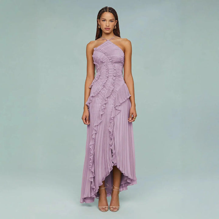 Vestido longo feminino elegante para festa, com decote halter e detalhes de babados.