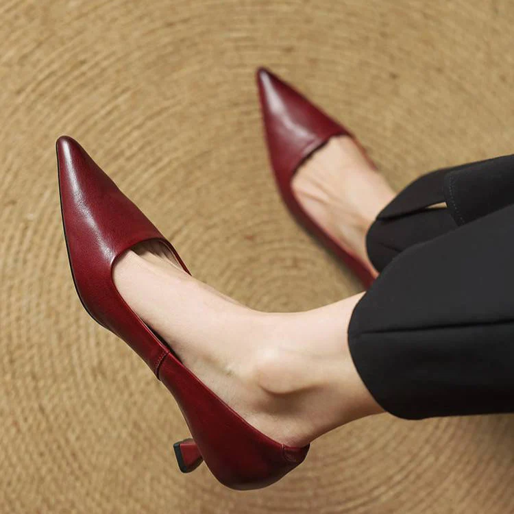 Sapato feminino de salto elegante, perfeito para ocasiões formais ou moda escritório. Confortável e versátil.