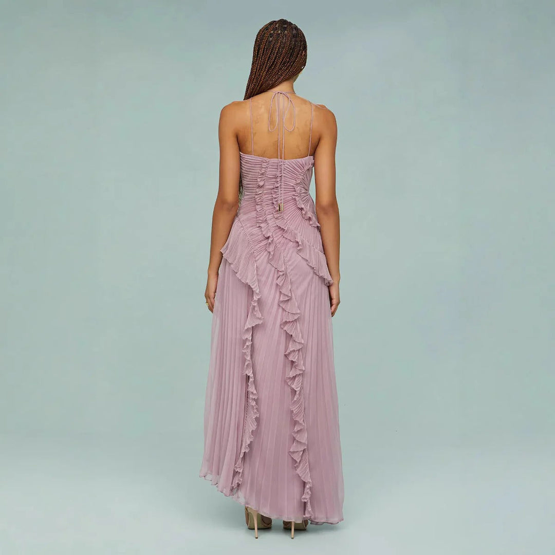 Vestido elegante com decote halter, babados e design de costas abertas para festas.