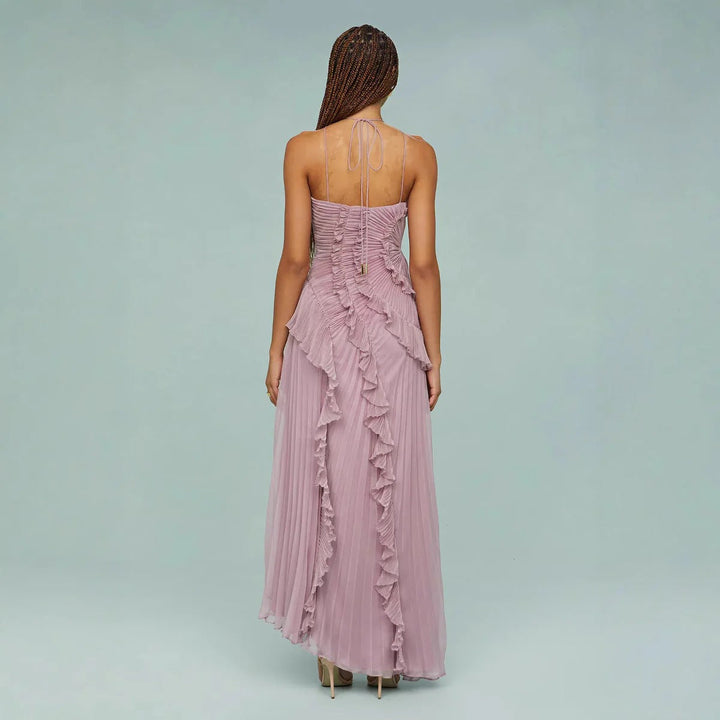 Vestido elegante com decote halter, babados e design de costas abertas para festas.