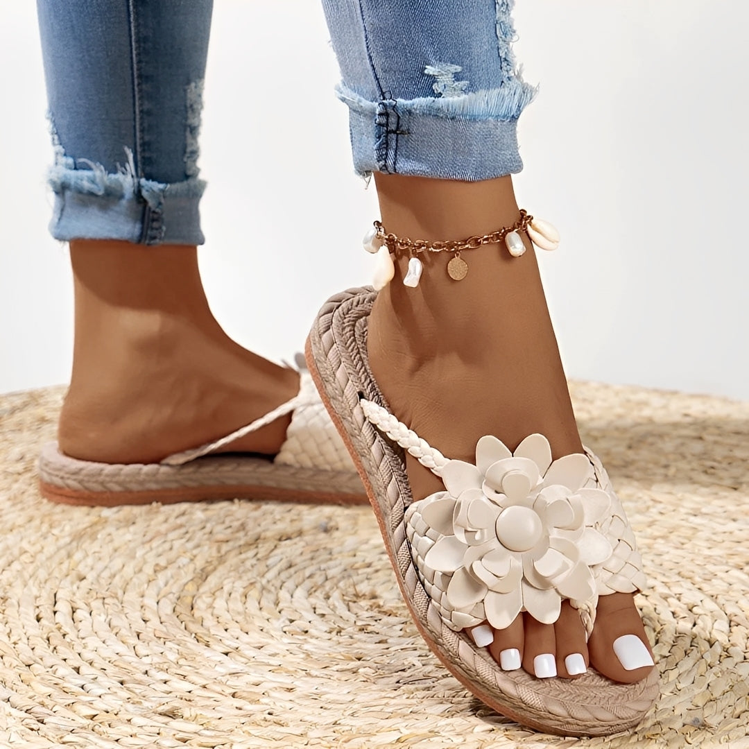 Chinelos femininos Saira casuais para verão, ideais para praia e conforto diário. Calçado leve e estiloso.