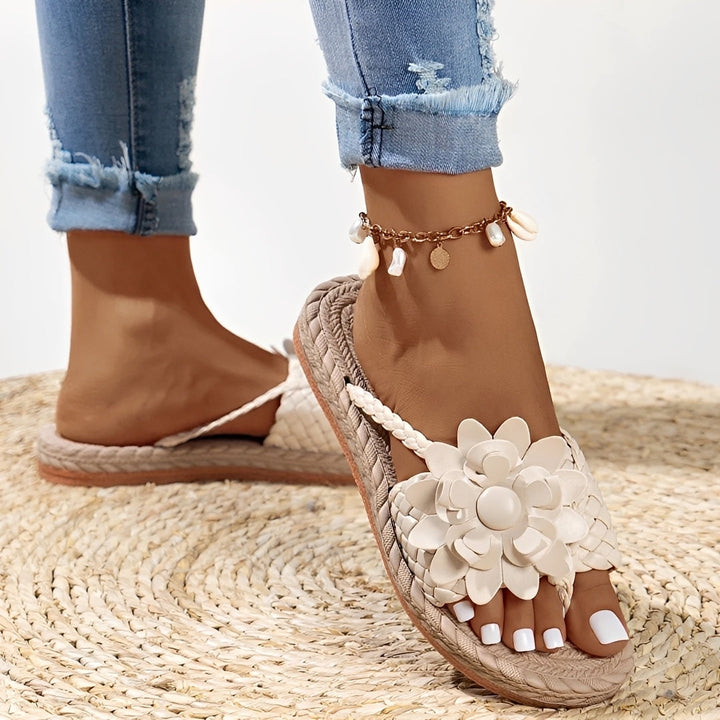 Chinelos femininos Saira casuais para verão, ideais para praia e conforto diário. Calçado leve e estiloso.