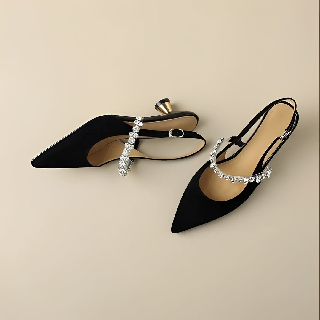 Saltos femininos bico fino elegantes, perfeitos para um look sofisticado de festa ou casual chic. Calçado de moda.