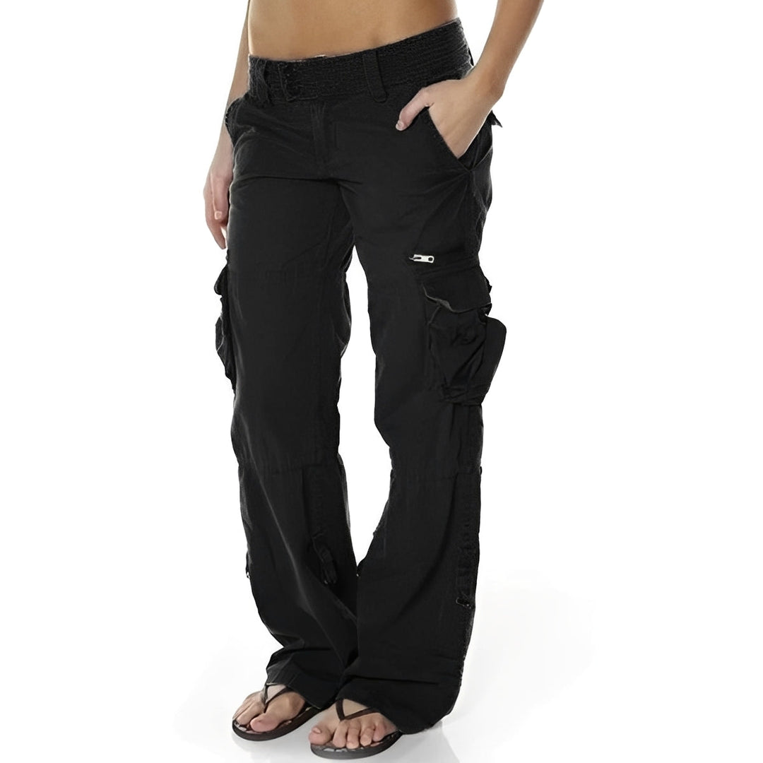 Calça cargo folgada Matilda vermelha, com múltiplos bolsos. Combina conforto e um toque de estilo moderno.