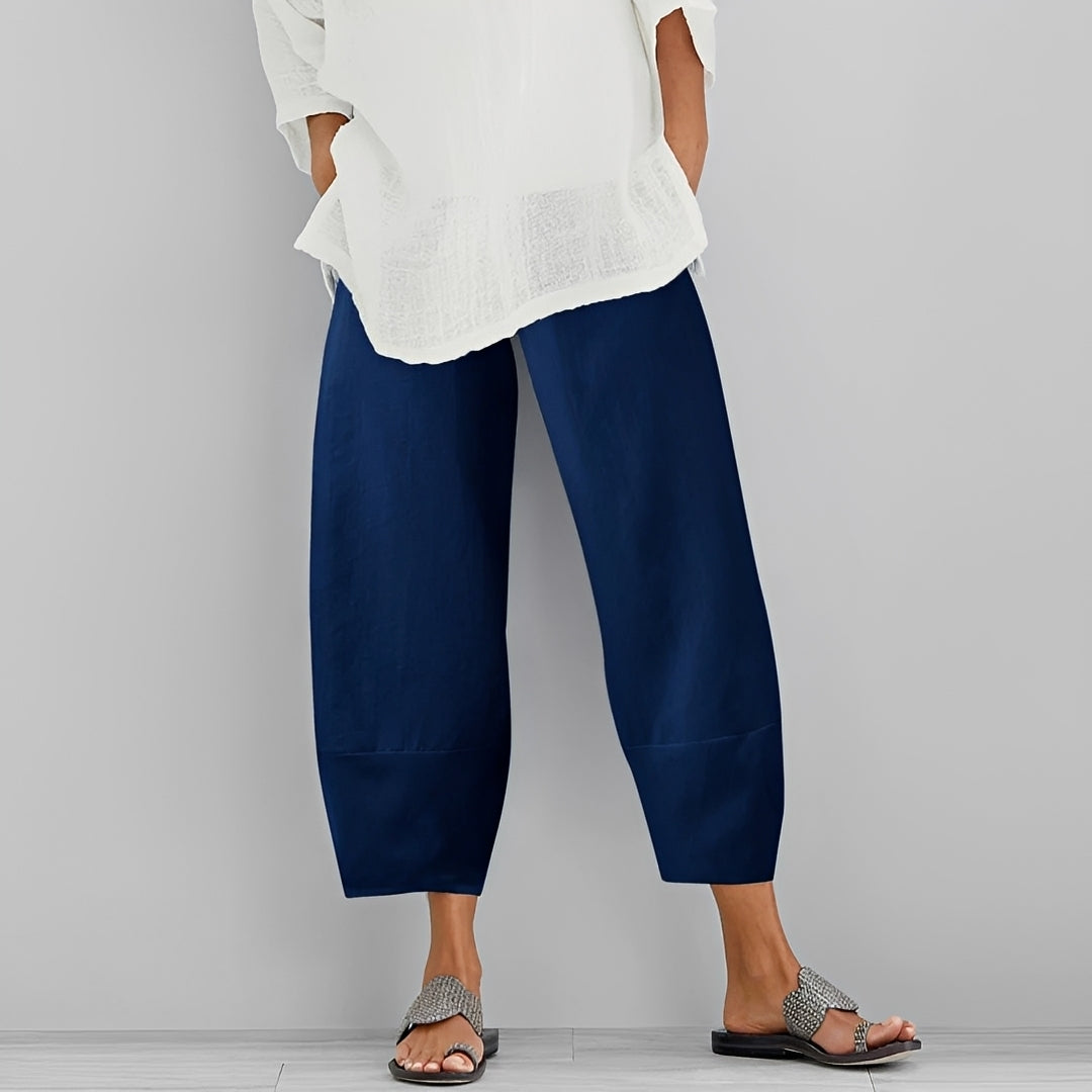 Calça feminina Mariam. Estilo solto e casual, ideal para o verão. Conforto e moda feminina diária.
