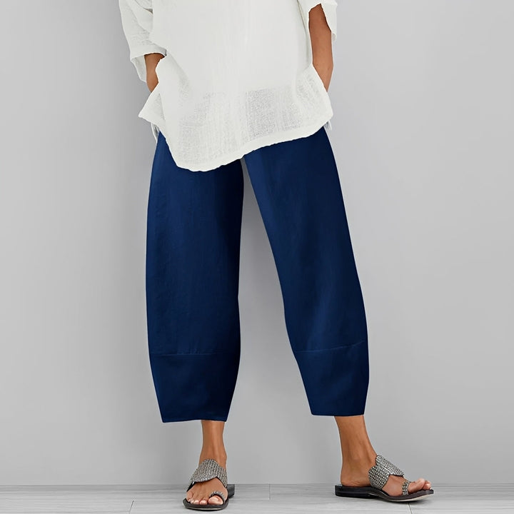 Calça feminina Mariam. Estilo solto e casual, ideal para o verão. Conforto e moda feminina diária.