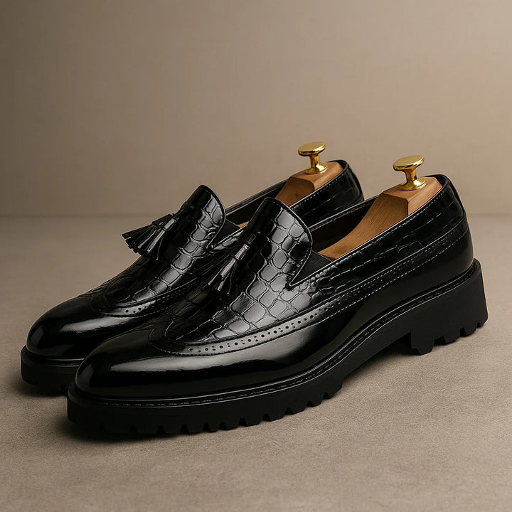 Sapatos masculinos versáteis tipo mocassim, combinam estilo formal e casual com elegância. Essencial para guarda-roupa.