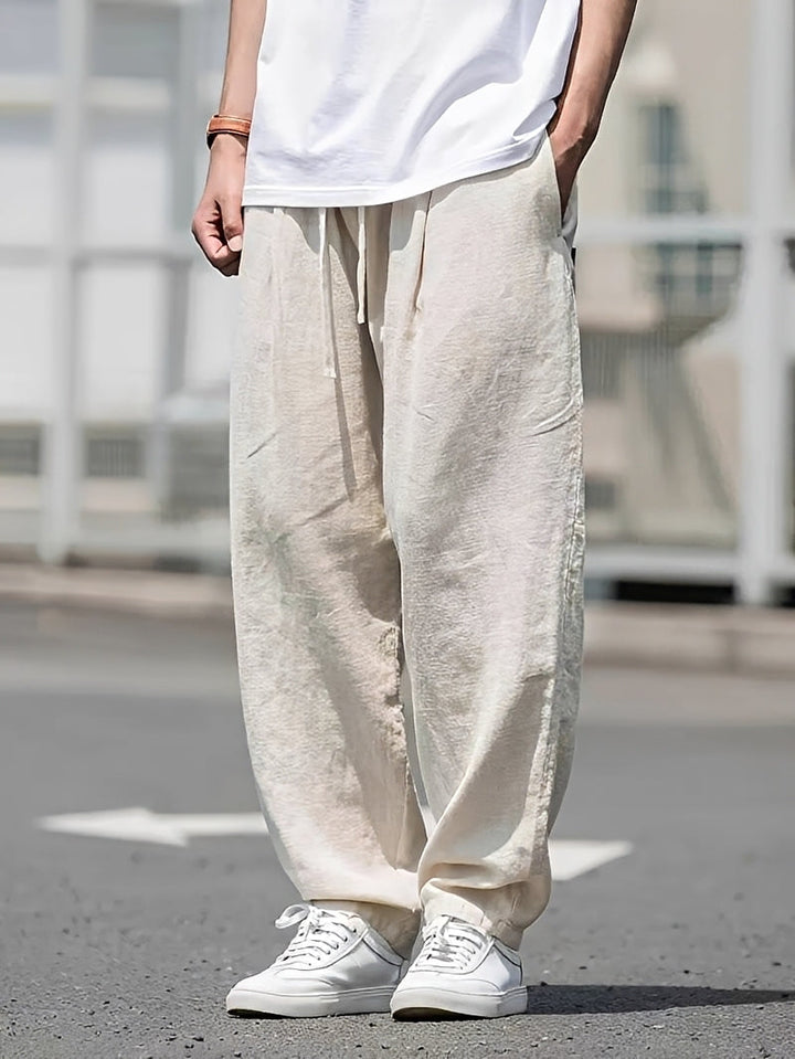 Calça masculina reta larga e solta. Oferece máximo conforto e ventilação, ideal para moda de verão e estilo descontraído.
