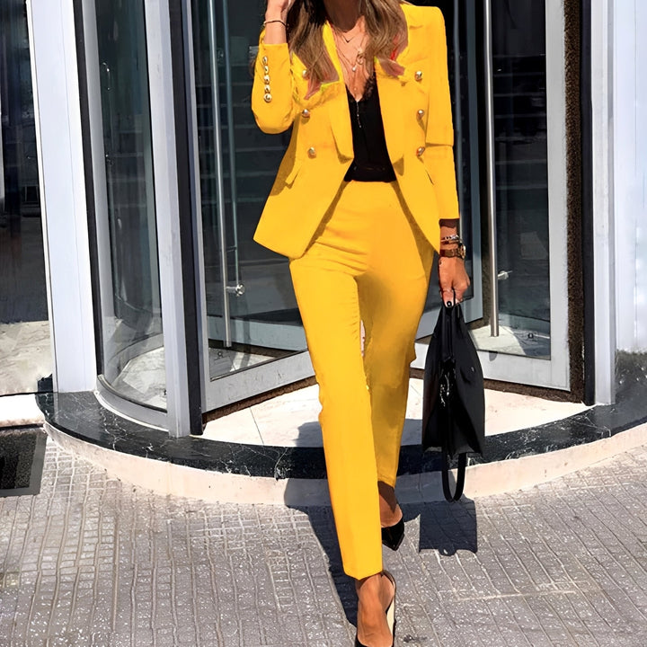 Conjunto feminino elegante de blazer e calças, perfeito para escritório e eventos sociais. Roupa de trabalho chic.