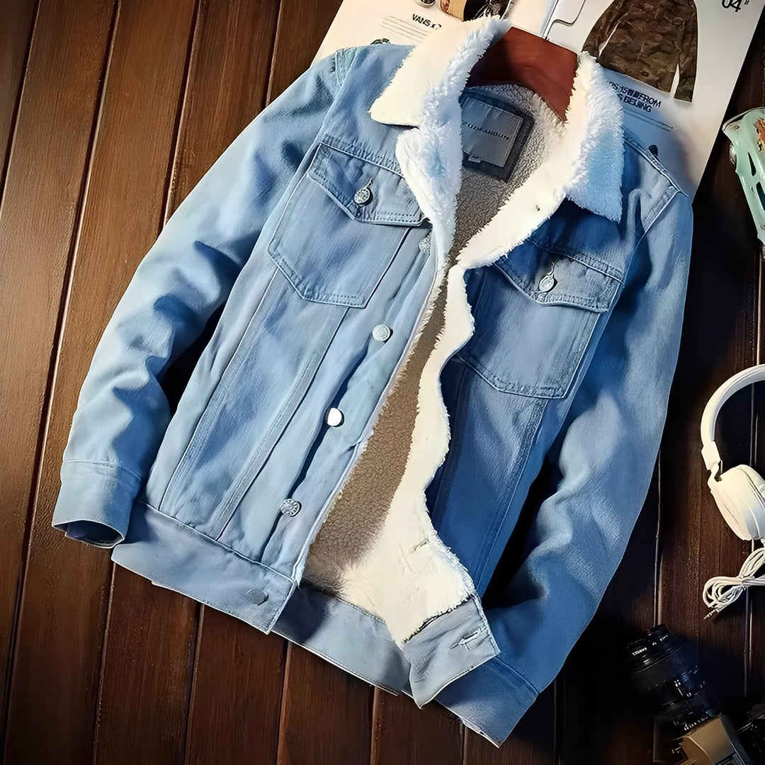 Jaqueta jeans masculina clássica azul, ideal para outono/inverno, combinando estilo casual e conforto duradouro.