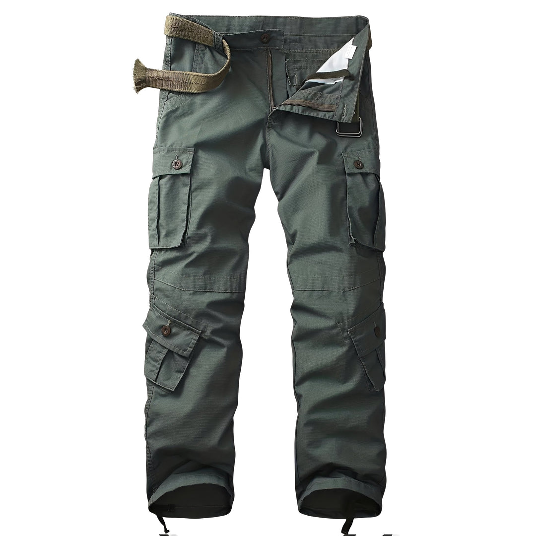 Modelo veste calças cargo masculinas casuais e táticas, mostrando conforto e liberdade de movimento no dia a dia.