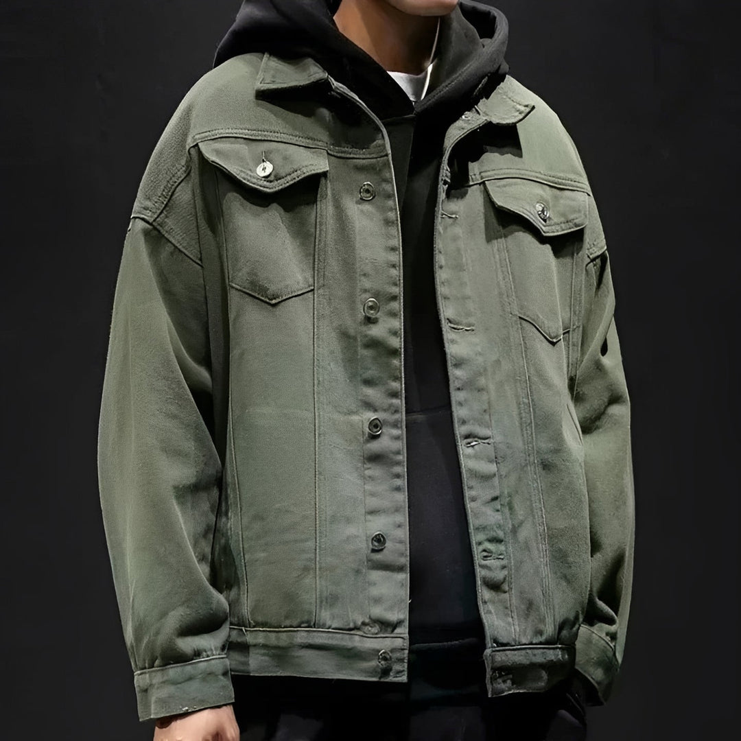 Look moderno com jaqueta masculina casual, confortável e com bolsos. Roupa masculina para uso diário e versátil.