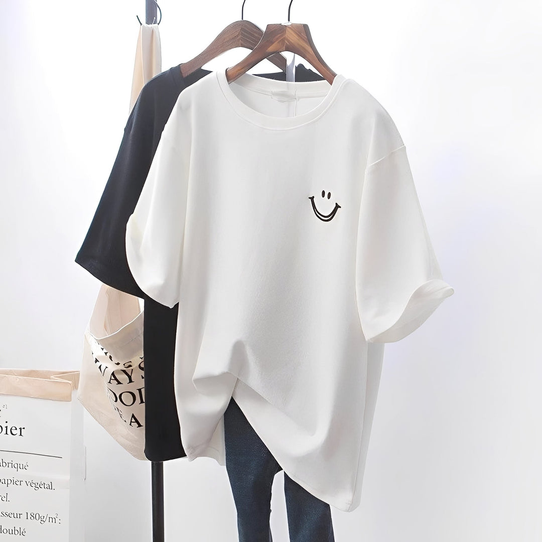 Detalhe da camiseta feminina estampada Selina. Estilo moderno e conforto para seus tops de verão casuais.