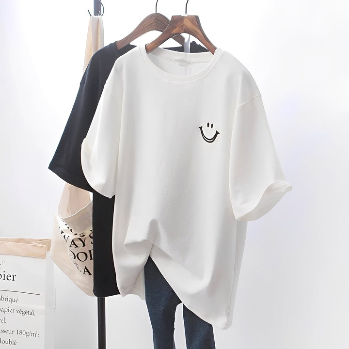Detalhe da camiseta feminina estampada Selina. Estilo moderno e conforto para seus tops de verão casuais.