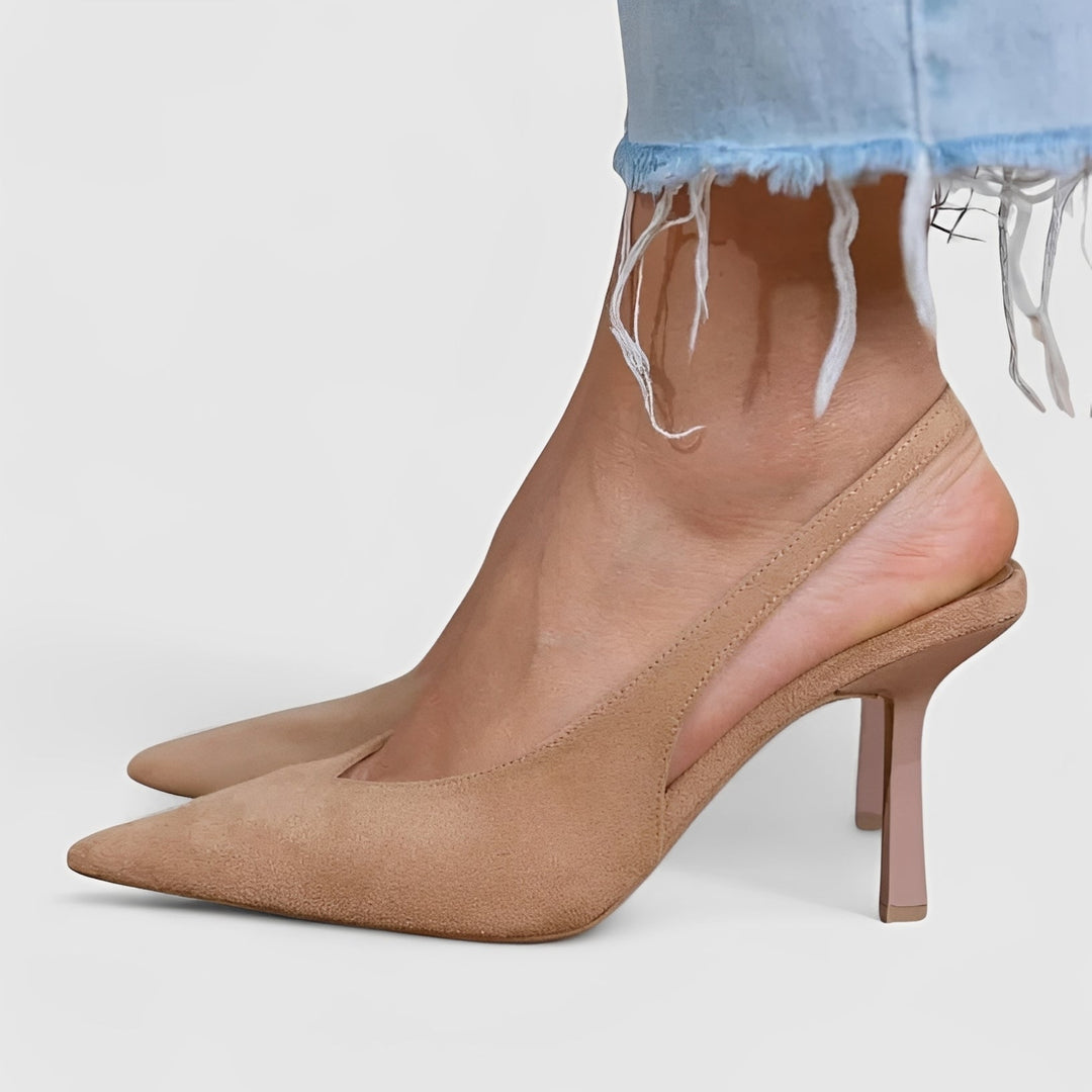 Sapatos femininos bico fino elegantes. Saltos altos ideais para o escritório, conferindo um toque formal e chique.