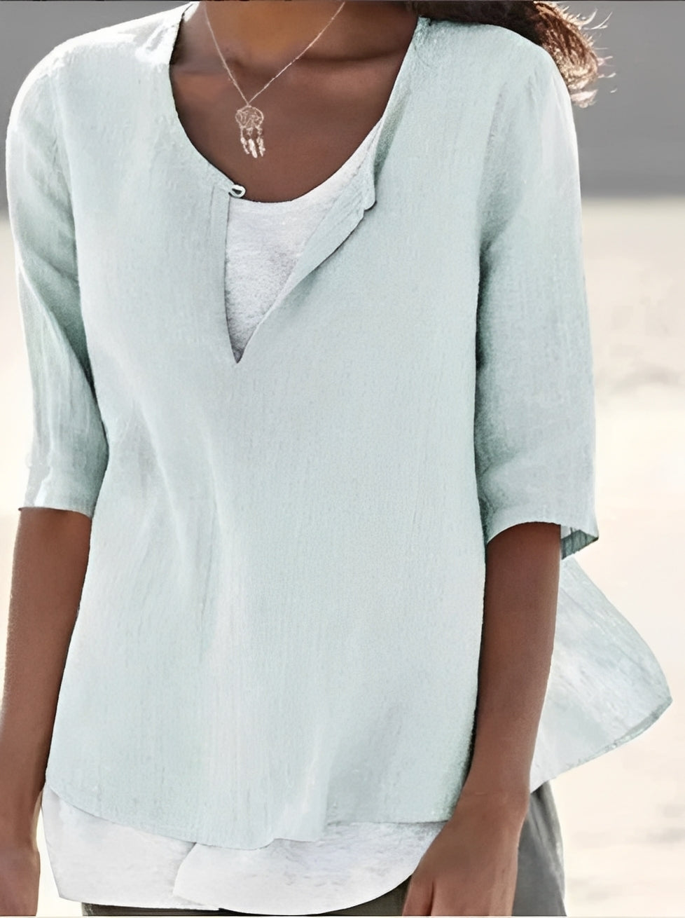 Blusa feminina solta e confortável com camadas. Design versátil para o dia a dia, ideal para moda verão.