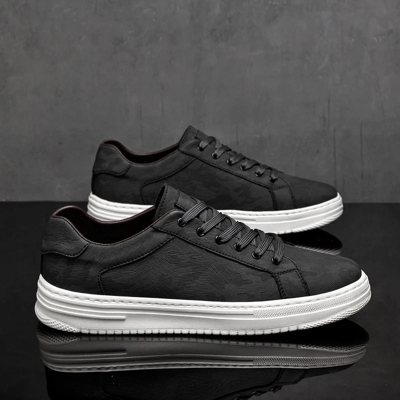 Calçado masculino estilo skate, combinando conforto, versatilidade e design clássico para o dia a dia.