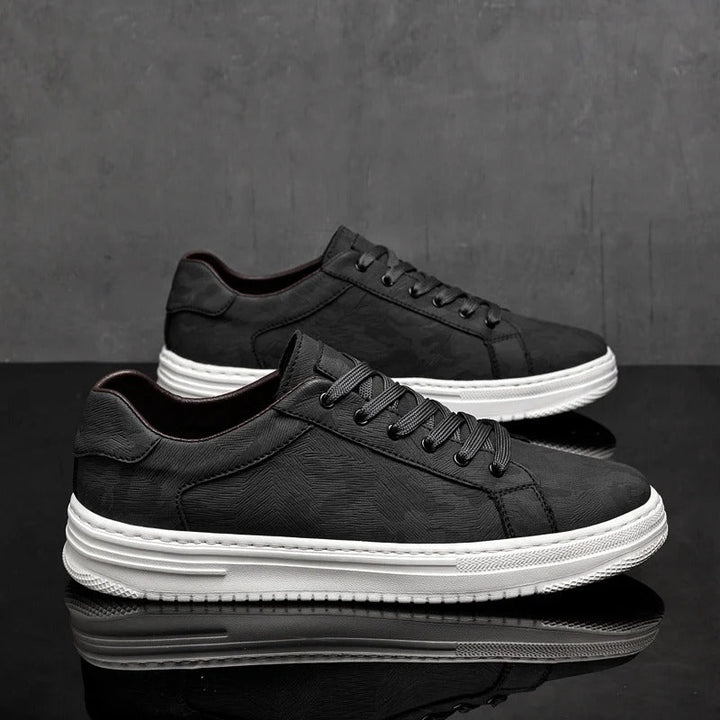 Calçado masculino estilo skate, combinando conforto, versatilidade e design clássico para o dia a dia.