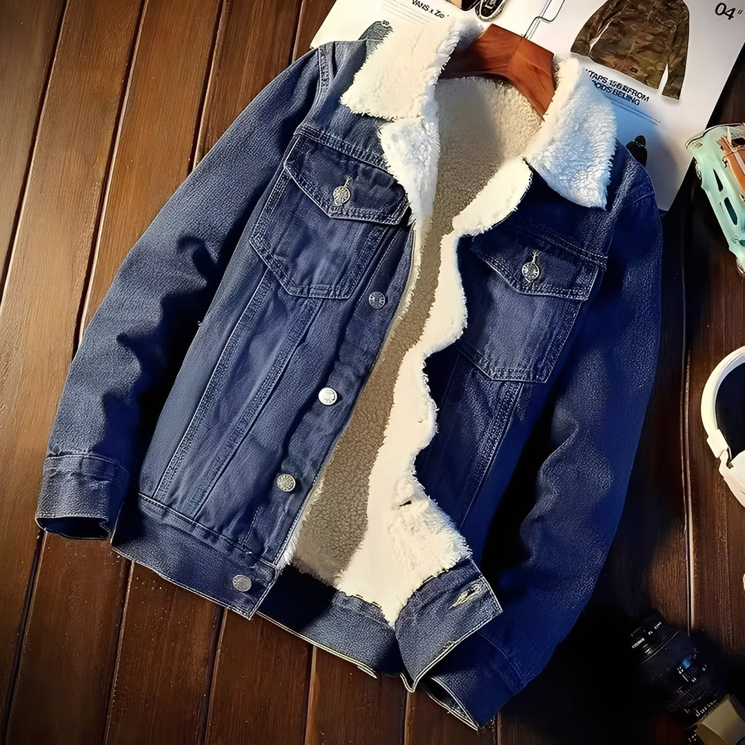 Homem usando jaqueta jeans masculina clássica denim azul, perfeita para look casual de outono e inverno.