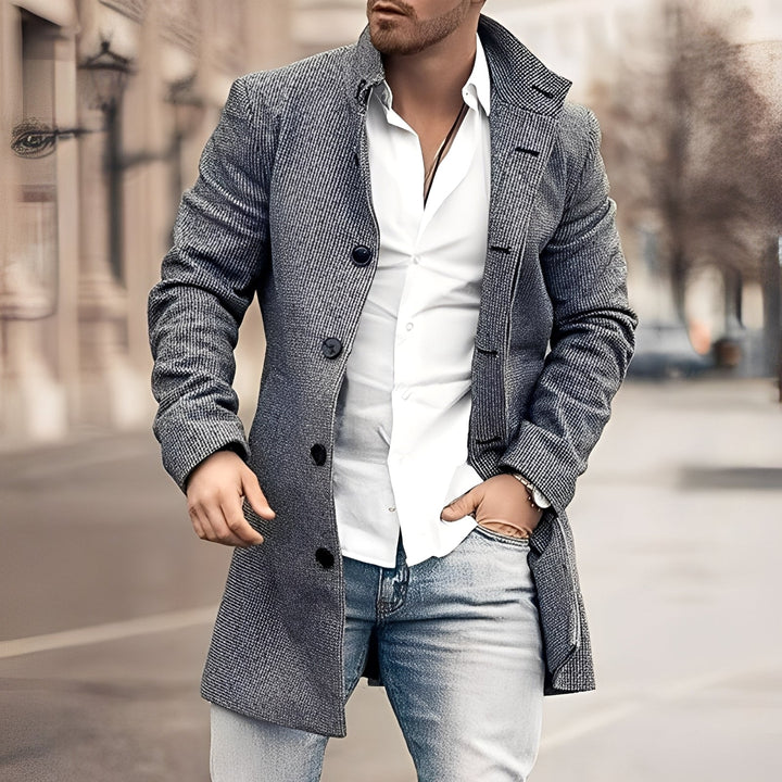 Sobretudo masculino clássico longo para inverno. Casaco elegante e versátil, adequado para looks casuais e formais de frio.