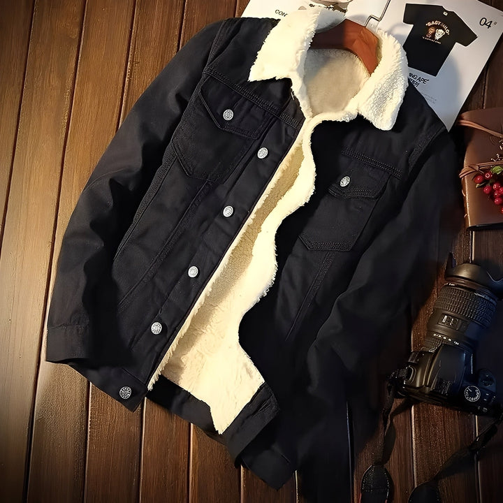 Detalhe de jaqueta jeans masculina clássica para inverno, com tecido denim confortável e design atemporal.