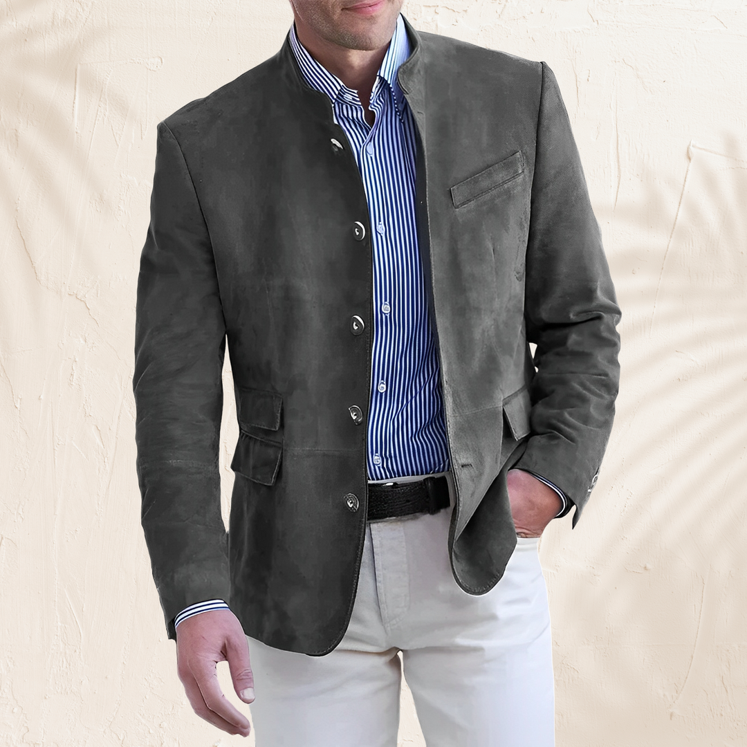 Detalhe do tecido do blazer masculino, destacando conforto e qualidade. Perfeito para moda masculina e roupa social.