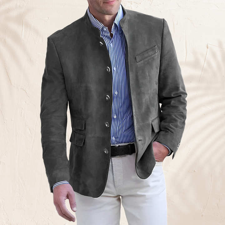 Detalhe do tecido do blazer masculino, destacando conforto e qualidade. Perfeito para moda masculina e roupa social.