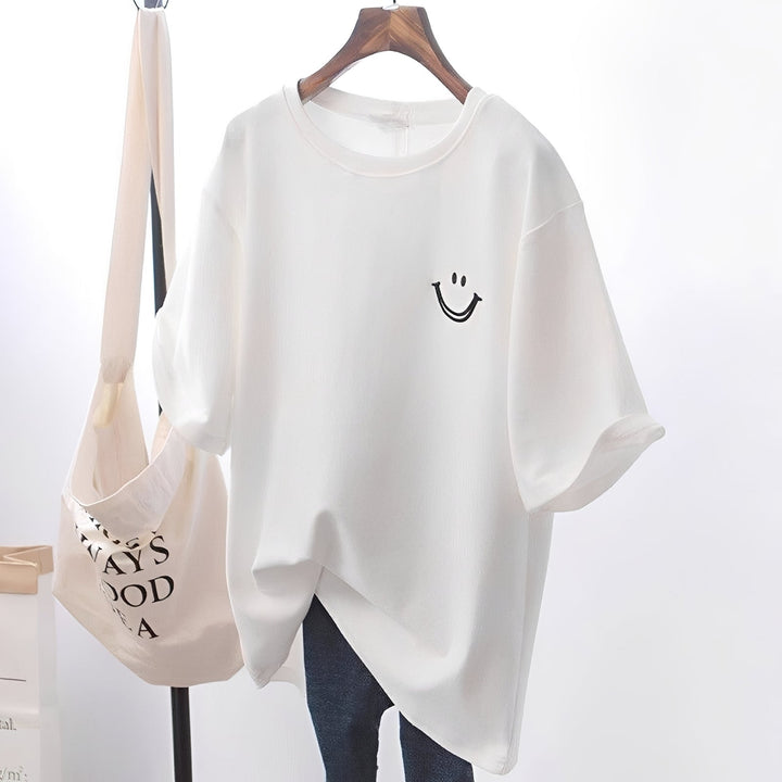 Camiseta feminina estampada Selina. Blusa casual e versátil para o dia a dia, com estampa moderna para o verão.