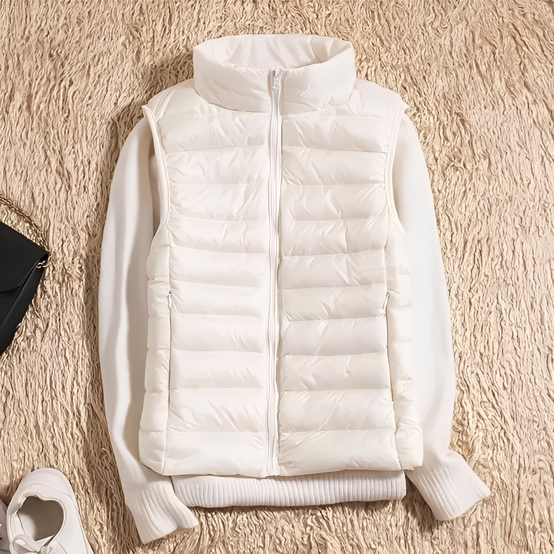 Colete feminino casual chic, ultraleve e sem mangas. Essencial para um visual moderno e aquecido.