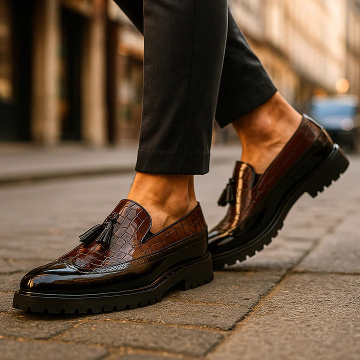 Sapato mocassim masculino em couro, design sofisticado para eventos sociais e uso diário elegante. Moda e durabilidade.