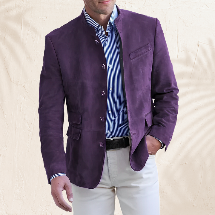 Modelo usando blazer masculino casual em ambiente urbano. Estilo inteligente, versátil e outwear masculino.