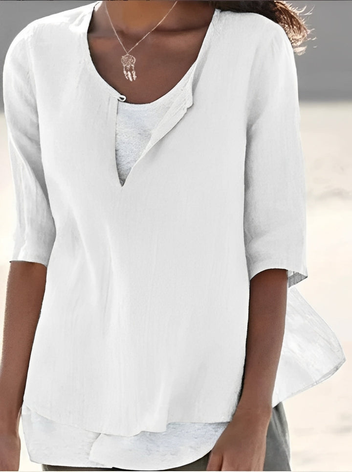 Blusa feminina solta e com camadas, design elegante. Peça versátil para moda verão e eventos casuais.