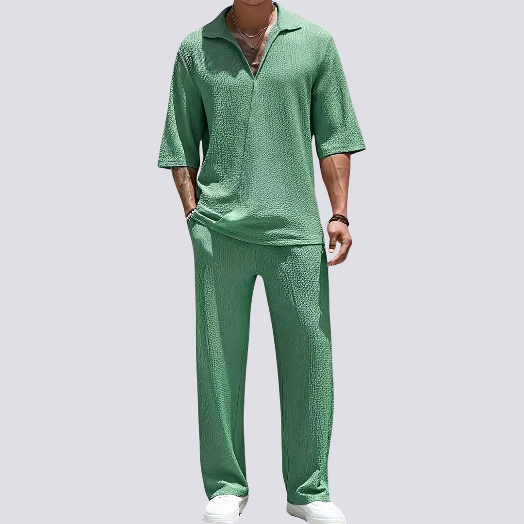 Homem usando conjunto masculino de verão, roupa casual e confortável, perfeita para estilo elegante em viagens.