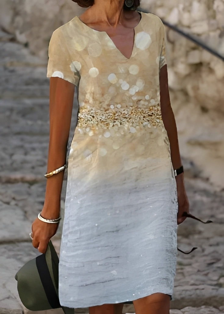 Minivestido floral feminino de verão com manga curta. Roupa casual e elegante para dias quentes na praia.