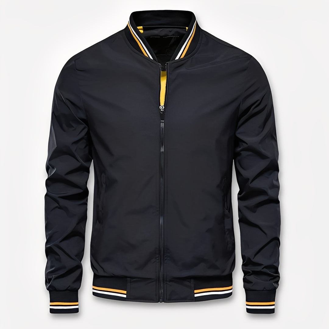 Modelo vestindo Jaqueta bomber masculina Hadley, look casual de outono/inverno e versátil.