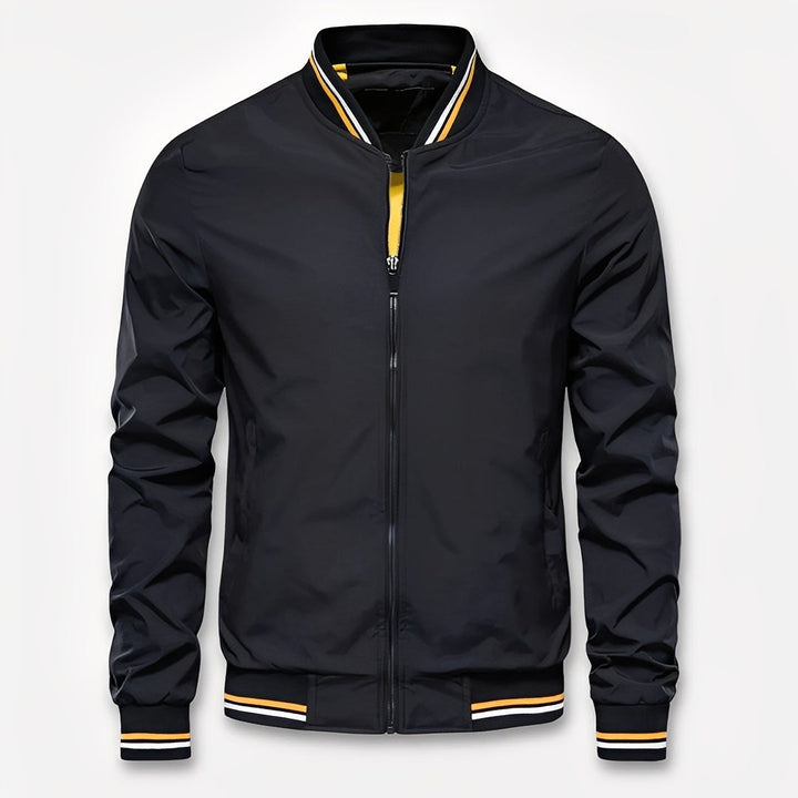 Modelo vestindo Jaqueta bomber masculina Hadley, look casual de outono/inverno e versátil.