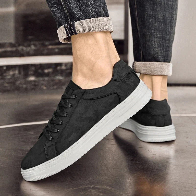 Par de tênis masculinos clássicos, ideais para o skate e para compor looks de verão.