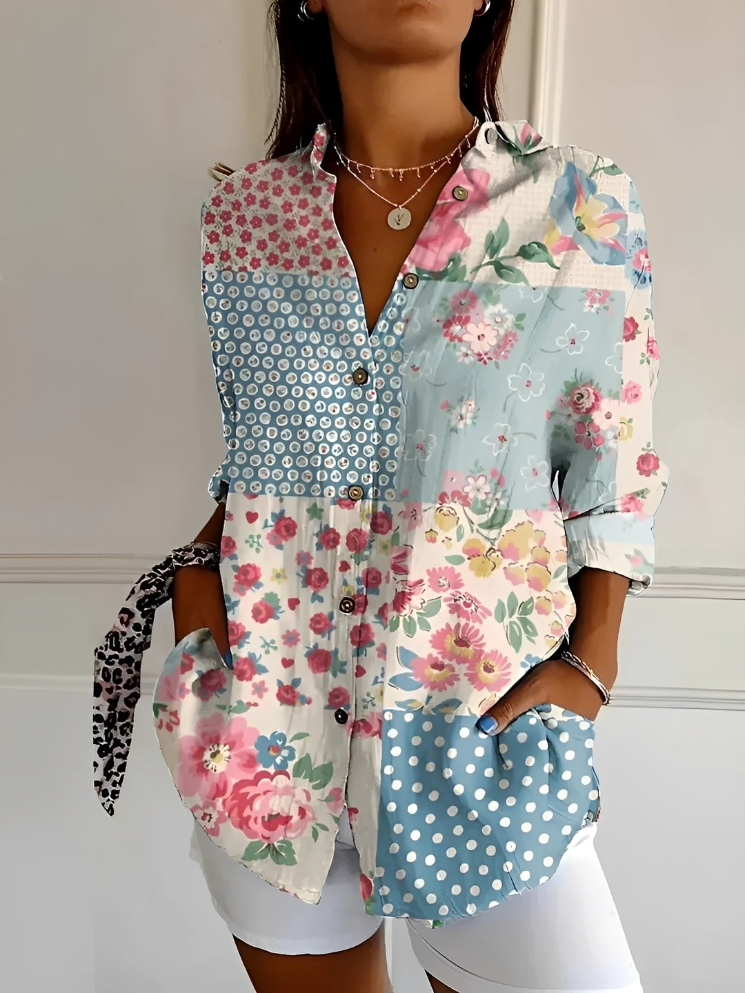 Blusa feminina Chantelle, com botões. Elegância e conforto para moda feminina e casual chic.