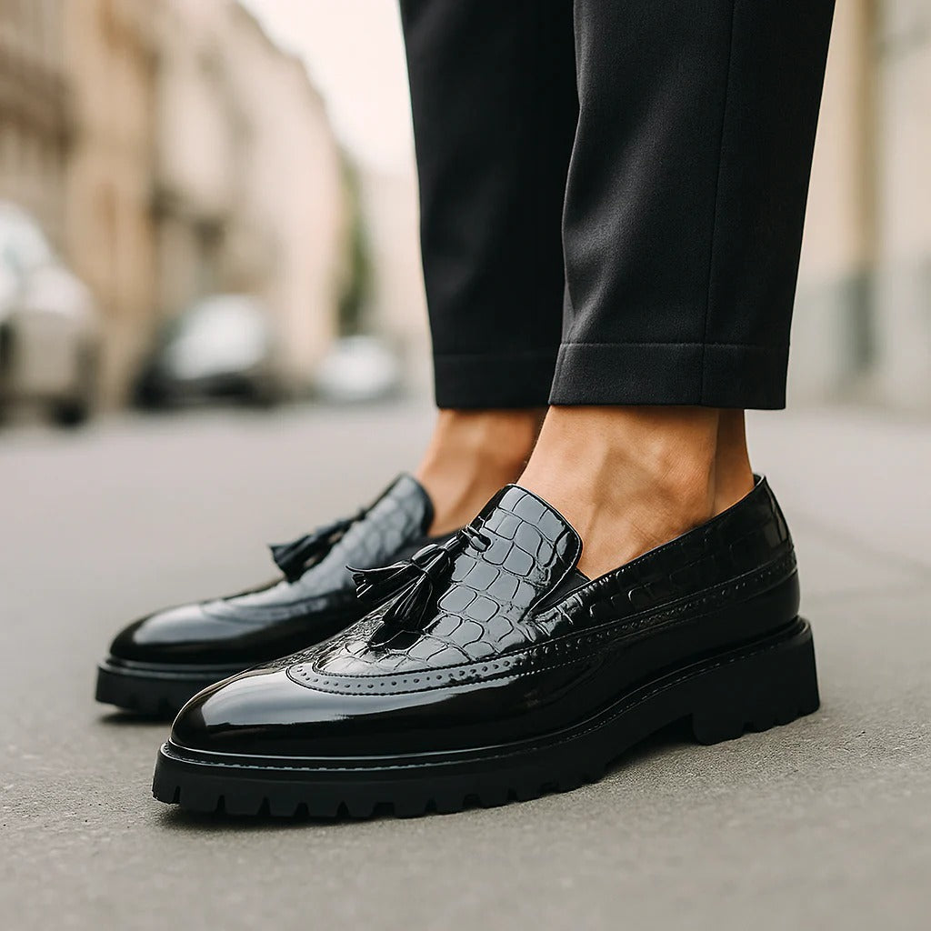 Mocassim formal masculino preto, ideal para reuniões e ambientes de trabalho. Um sapato social essencial para o homem moderno.